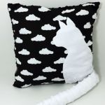 Poduszka z kotem i ogonem 3D chmurki - Poduszka z kotkiem i ogonem