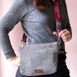 Szara kopertówka na kolorowym pasku w kwiaty