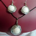 Designerska biżuteria, biały naturalny koral w aureoli, wisior i kolczyki - 