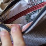 Mini kopertówka z tłoczonego weluru – jasnoszara z różowym regulowanym paskiem | Unikat handmade - 
