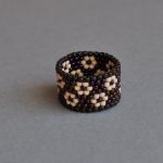 Pierścionek koralikowy w kwiatuszki 3 - pierścionek w kwiatuszki