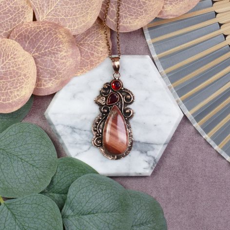 Miedziany ozdobny wisiorek z czerwonym jaspisem i granatem #545