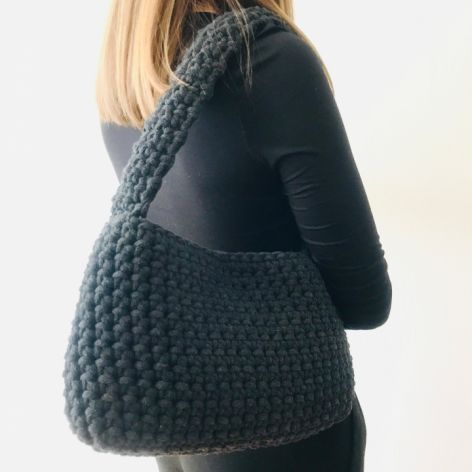 Mała torebka na ramię,prostokątna ,zapinana torba. 