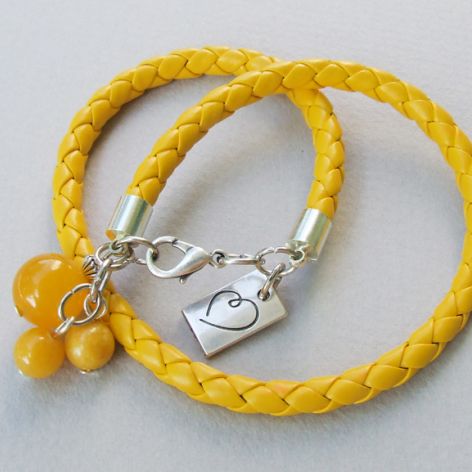 Żółta z kamieniami