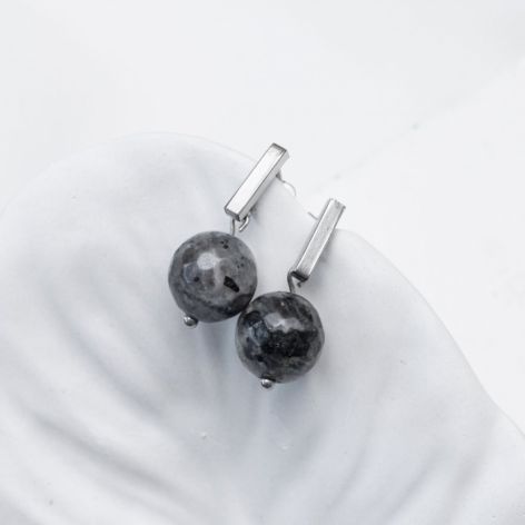 Klasyczne kolczyki w kolorze srebrnym z Larvikitem.