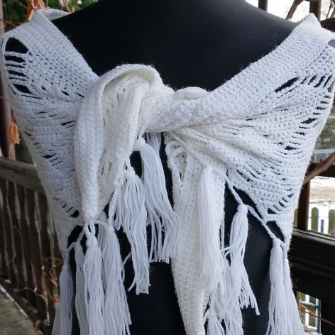 Biała chusta z frędzlami.