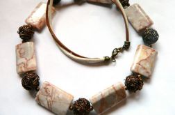 Beżowo-kremowy marmur, okazały naszyjnik