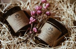 Zestaw dwóch świec o zapachu drzewa różanego z ylang-ylang oraz drzewa różanego z lawendą