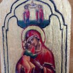 Mała ikona Maryi z dzieciątkiem na starej descze - widok