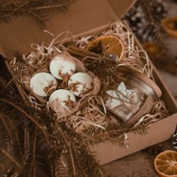 ŚWIĄTECZNY ZESTAW PREZETOWY Z WOSKAMI DO KOMINKA 