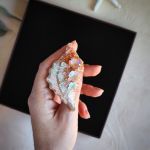 3D Broszka muszla, Artystyczna broszka haftowana, Biżuteria na prezent - Broszka została wykonana w JEDNYM egzemplarzu, co czyni ją unikatowym i niepowtarzalnym dodatkiem. - Broszka haftowana najwyższej jakości koralikami czeskimi i japońskimi, z czeskimi kryształami, francuską muliną, delikatnym metalowym łańcuszkiem.