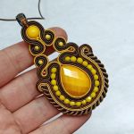 Naszyjnik-wisior sutasz w kolorze Brązowym i żółtym - 