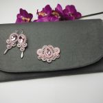 Biżuteria wizytowa soutache kopertówka siwa - pudrowe różowe szare kolczyki