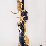 Lampa Climbing Tails rękodzieło elegant - detale lampy figurki złote i czarne