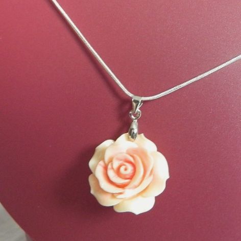 Delikatne, kremowo-różowe róże z korala, wisiorek i kolczyki