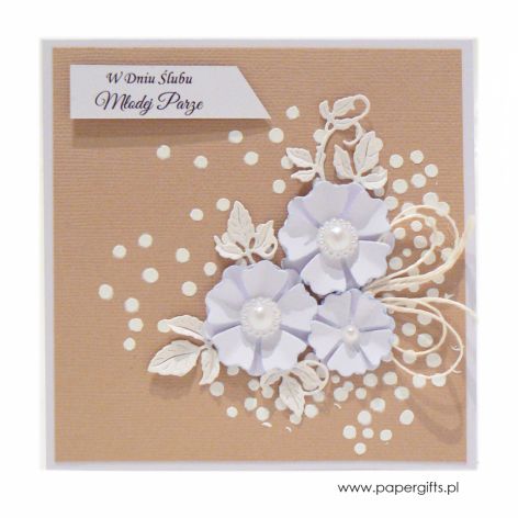 Kartka ślubna białe kwiaty na beżowym tle