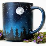 Ręcznie malowany kubek z nocnym lasem - przód