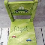 zielone krzesełko z oparciem autko - mebelki do pokoju dziecięcego