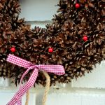Rustykalny wianek bożonarodzeniowy z szyszek  - 