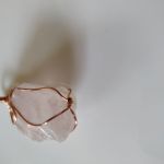 Wisiorek z różowego kwarcu i czystej miedzi - Różowy kwarc kamieniem miłości