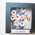 Kartka URODZINOWA białe kwiaty - Granatowo-biała kartka na urodziny z kwiatuszkami