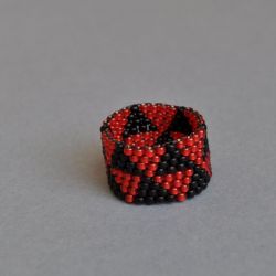 Pierścionek czarno-czerwony