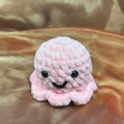 Ręcznie robiona meduzka amigurumi – maskotka handmade jasny róż