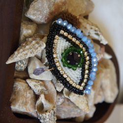 Broszka ze złym okiem ręcznie wykonany amulet