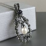 Srebrny wisiorek z perłą i szafirem Srebro - wisiorek srebrny z perłą hodowlaną i kamieniem naturalnym szafirem