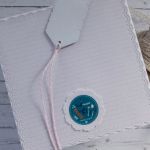 Kartka na roczek dla dziewczynki ze słonikiem, personalizacja - Tył kartki i tył etykietki