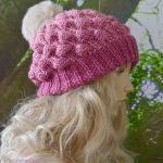 Czapka bąblowa  w kolorze ciemny różowy - czapka z pomponem