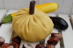 Mała, żółta dynia - jesienna dekoracja
