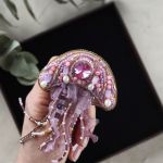 3D broszka Meduza, Ręcznie haftowana unikatowa biżuteria - Wykonana z najwyższej jakości drobnych czeskich i japońskich koralików, czeskiego kryształu, francuskiej muliny, miękkiego tiulu, delikatnego metalowego łańcuszka, łańcuszka z cyrkoniami, naturalnych pereł słodkowodnych i koralików różowej muszli. - Wymia