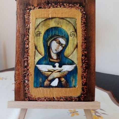 Mała ikona z wizerunkiem Matki Bożej z gołąbkiem