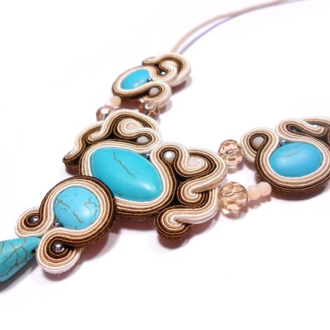 howlity turkusowe w beżach i brązie