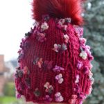 bordo- fuksja czapka z tęczowymi kwiatkami - na głowe