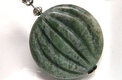 Zielony jaspis w kształcie dyni, oryginalny wisiorek na rzemyku
