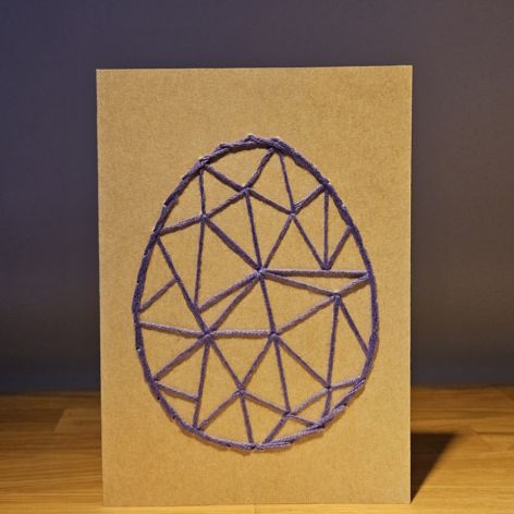 Kartka Wielkanocna - ręcznie haftowana - Pisanka fioletowa