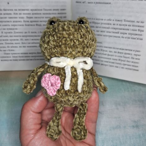 Pluszowa żabka walentynka amigurumi