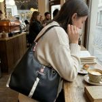 Mała torebka w stylu hobo. - Pivonie
