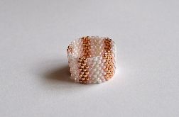 Pierścionek koralikowy biało-różowo-złoty 3