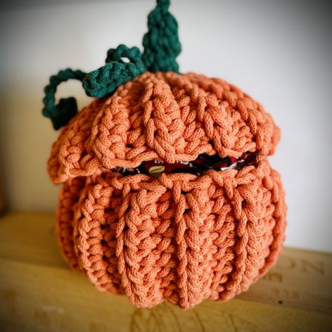 Jesienny koszyczek szydełkowy w kształcie dyni ( z pokrywką)