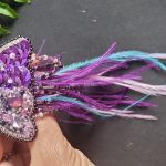 "Fioletowa Meduza" broszka koralikowa z piórami i cekinami - "Fioletowa Meduza" broszka z piórami i cekinami