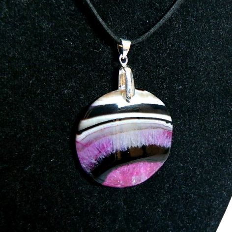 Wielobarwny okrągły agat z kryształem, duży wisiorek na rzemieniu