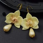 Kolczyki orchidee ze szklaną kroplą w delikatnym odcieniu złota - złote kolczyki orchidee