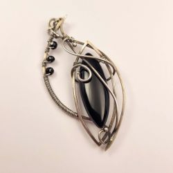 Srebrny wisiorek z czarnym kamieniem – elegancka biżuteria handmade, unikatowy design