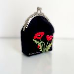 Portmonetka damska welurowa Maki z haftem ręcznym, saszetka mała - widok z boku