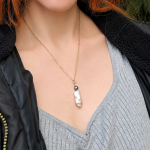 KOBIECOŚĆ I BYCIE TU I TERAZ. naszyjnik z perłą  - 