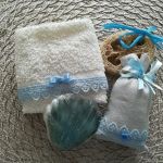 Koszyczek do łazienki w błękitach - zestaw - Ręcznik, mydełko, woreczek