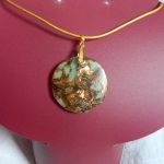 Amazonit z bornitem, duży okrągły wisior w złotej oprawie - 